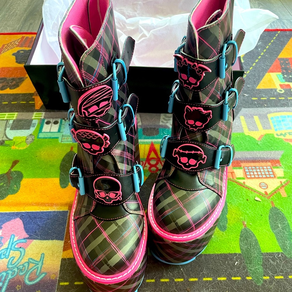 YRU monster high plaidforms